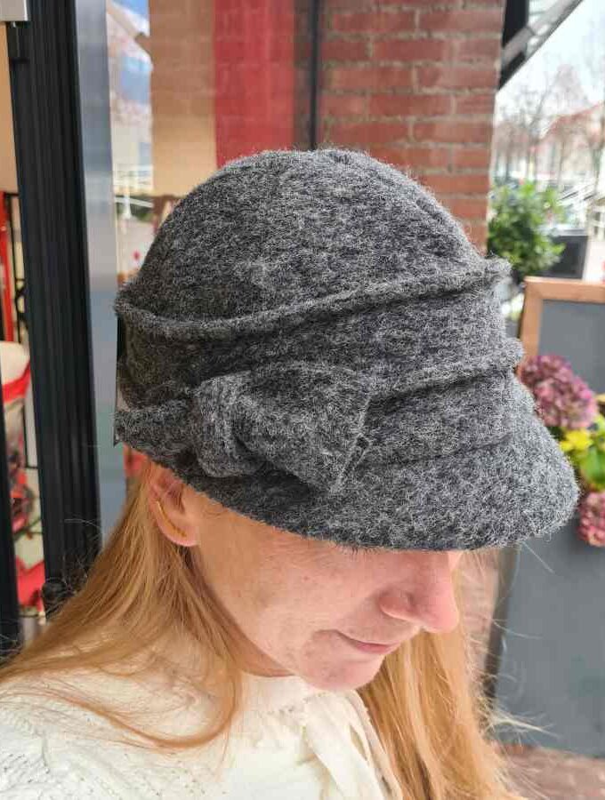 Wollen petje dames grijs met strik en fleece