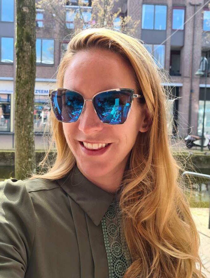 Blauwe zonnebril met hoekige spiegelglazen