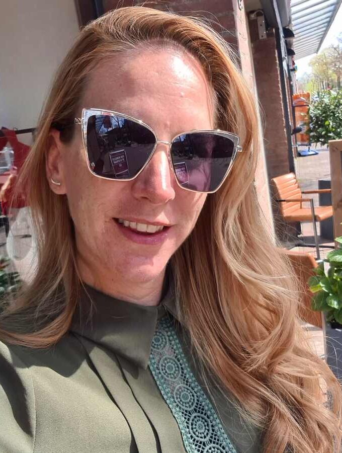 Zwarte zonnebril hoekige glazen