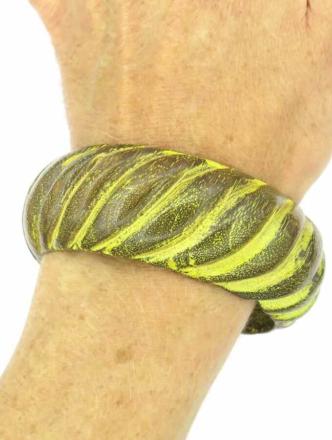 Houten armband gele strepen