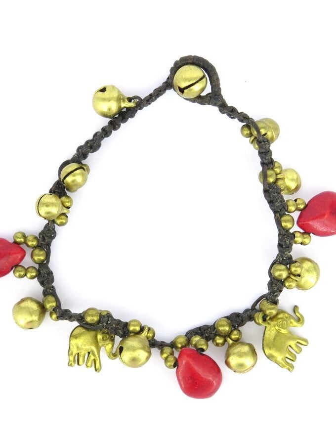 Armband gouden bedels en rode kralen