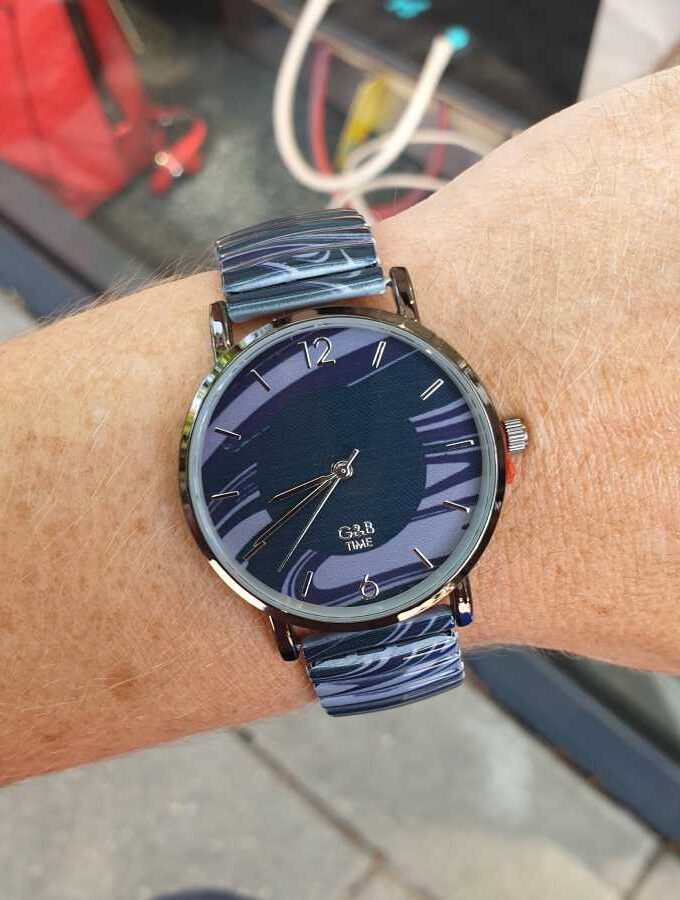 Horloge vlammen paars blauw