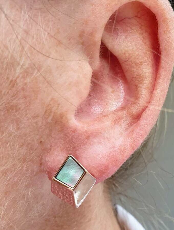 Oorbellen rose blokjes parelmoer