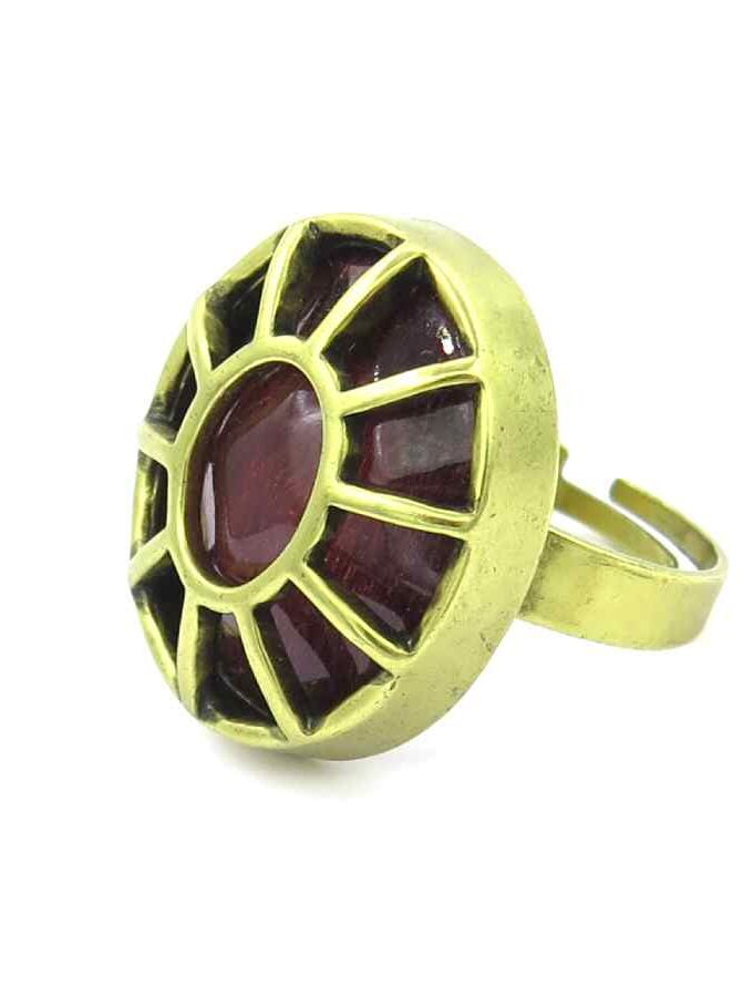 Goudkleurige ring donkerrode steen
