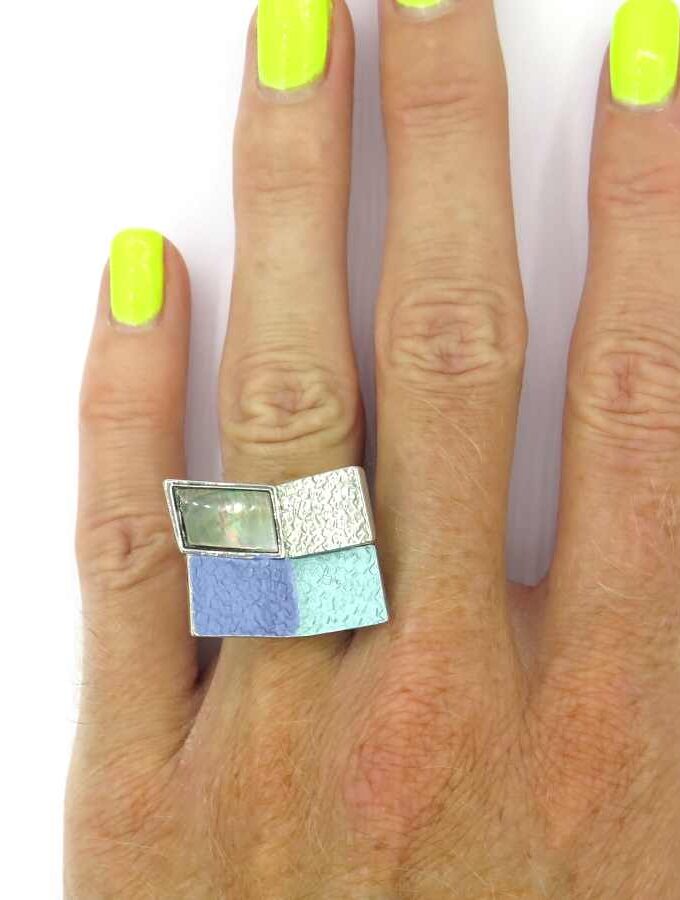 Ring elastiek zilverkleur vierkanten blauw en groen