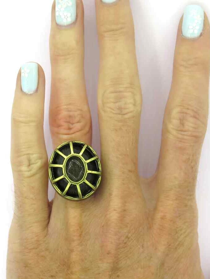 Goudkleurige ring grijze steen