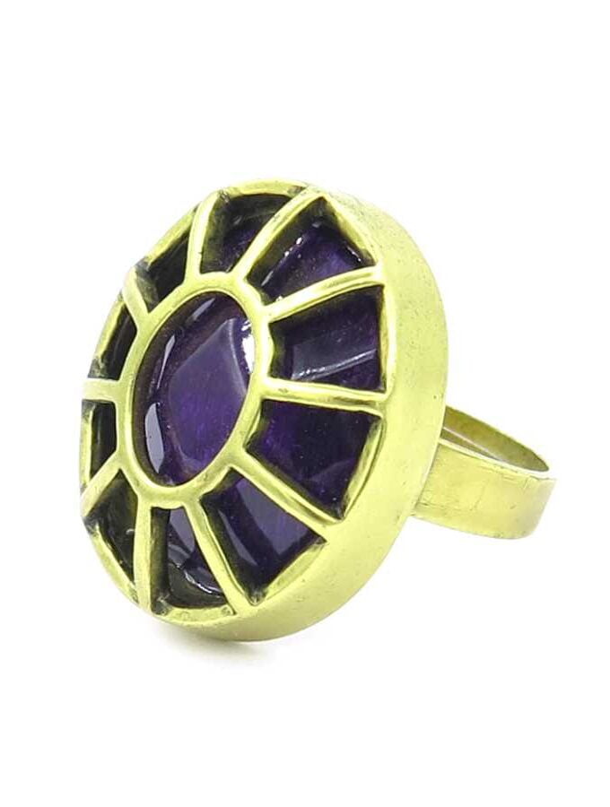 Goudkleurige ring paars steen