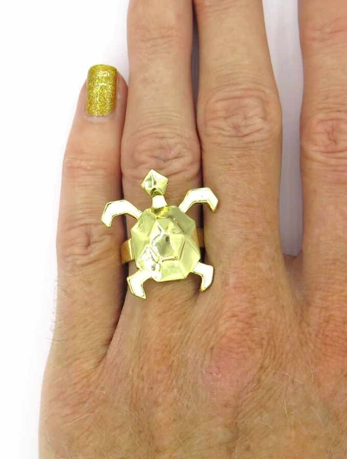 Ring goudkleurig schildpad witte poten