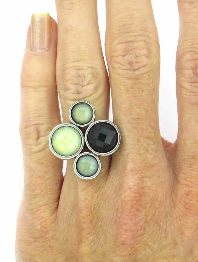 Ring zilverkleur ronde stenen zwart en grijs