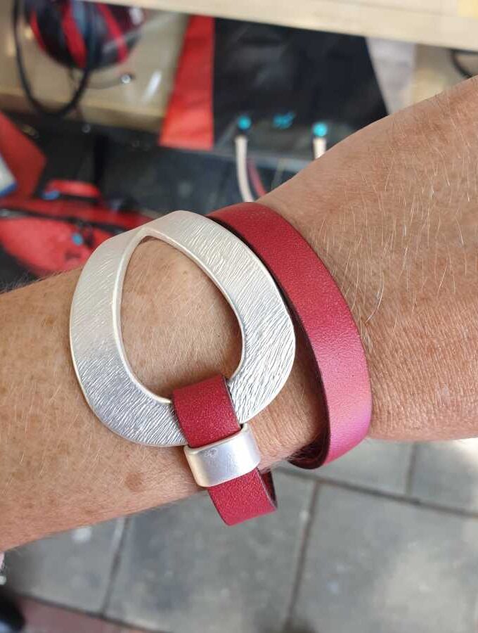 Leren armband rood en zilver
