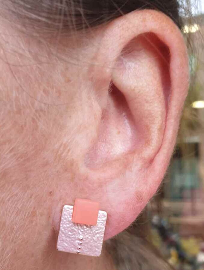 Oorbellen vierkant blok roze