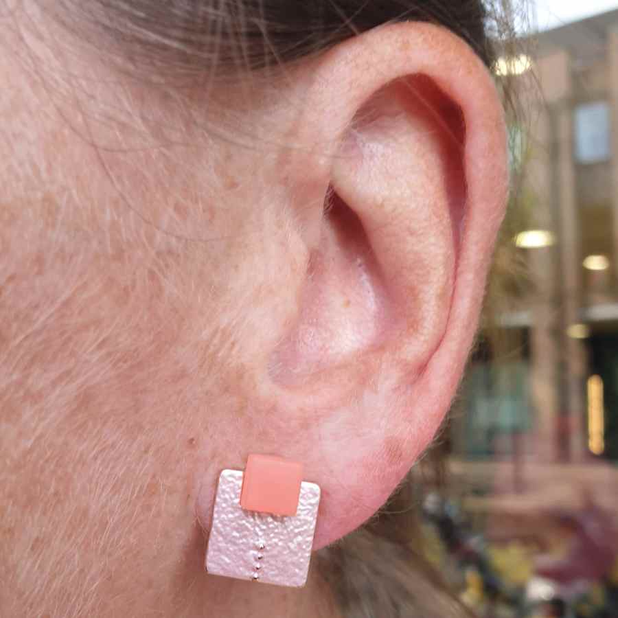 Oorbellen vierkant blok roze