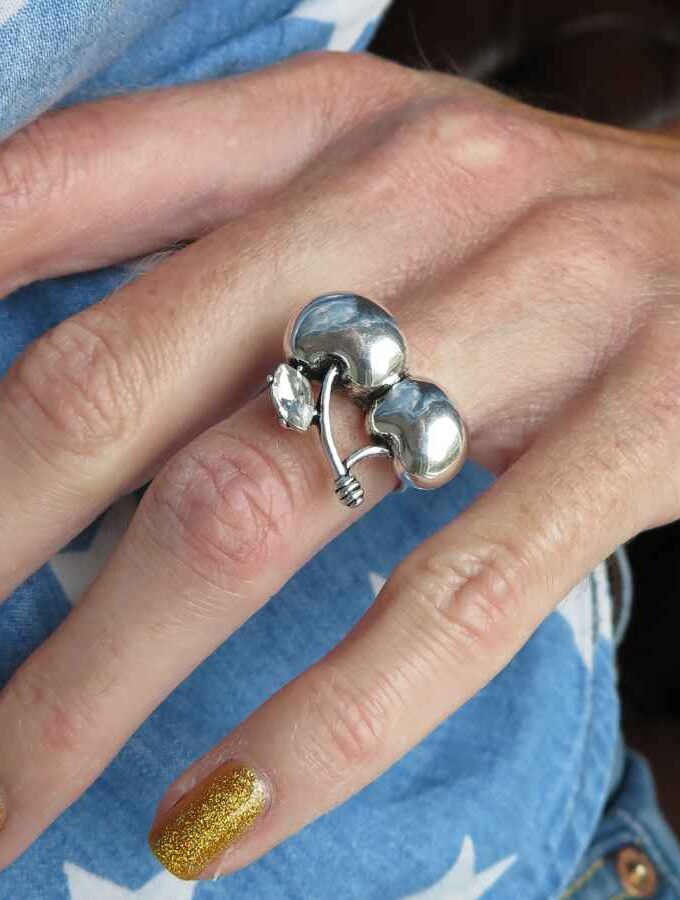 Ring zilverkleurig kersen en steen