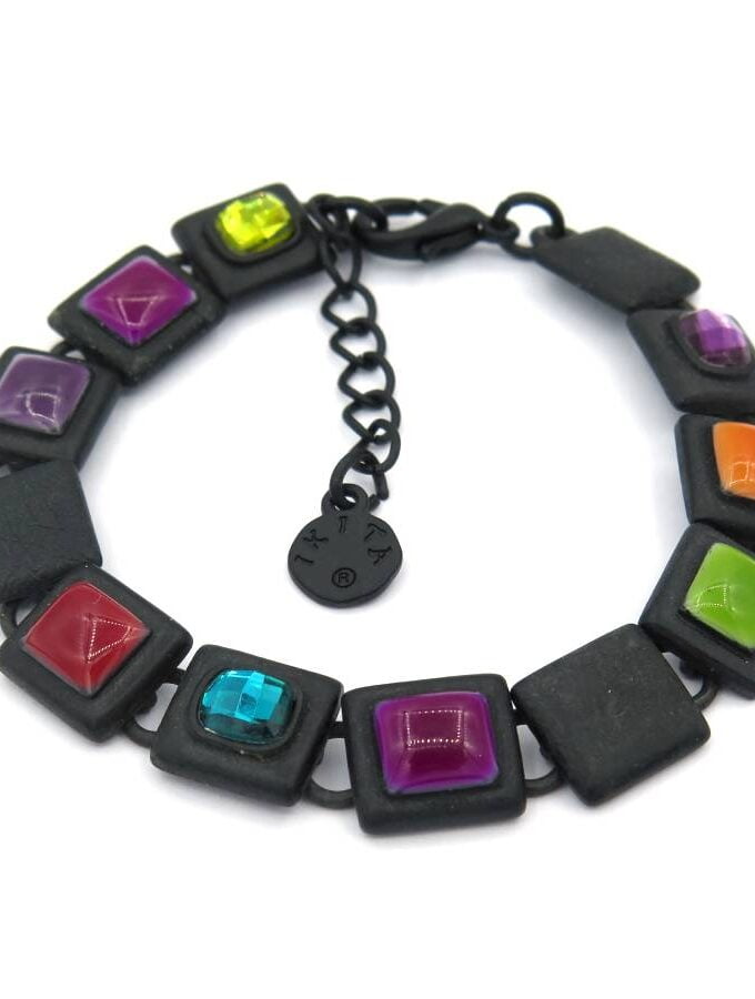 Mooie armband zwarte blokjes en kleuren