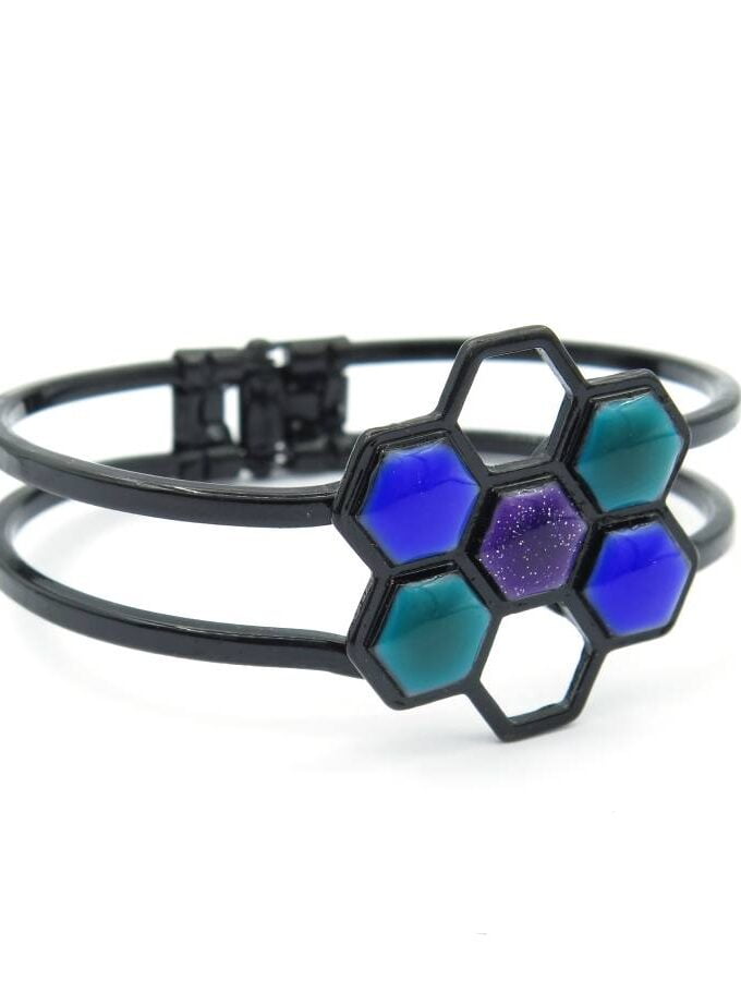 Klemarmband zwart met blauw zeshoeken