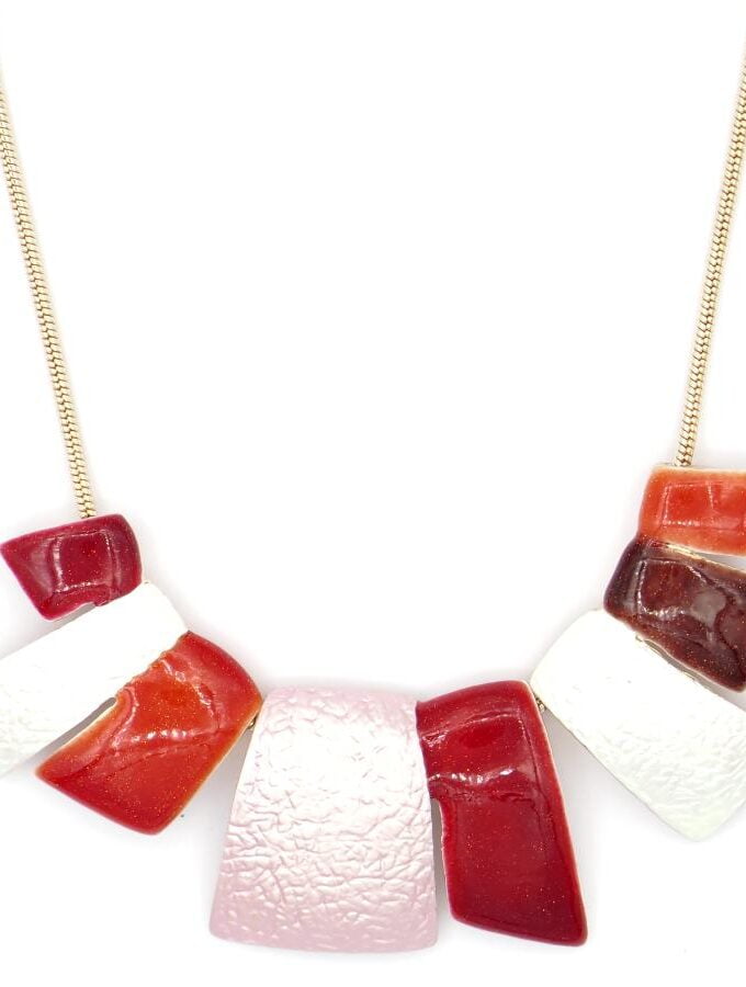 Korte ketting rood roze en witte vlakken