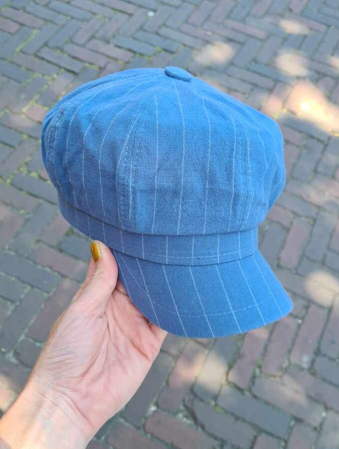 Zomerpetje met strepen in lichtblauw