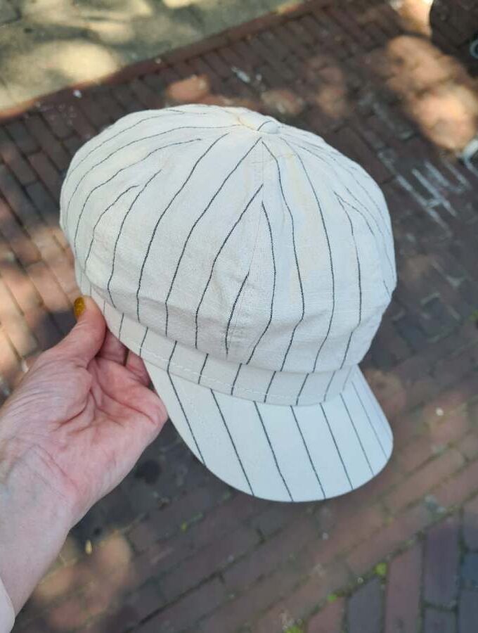 pet met klep beige strepen