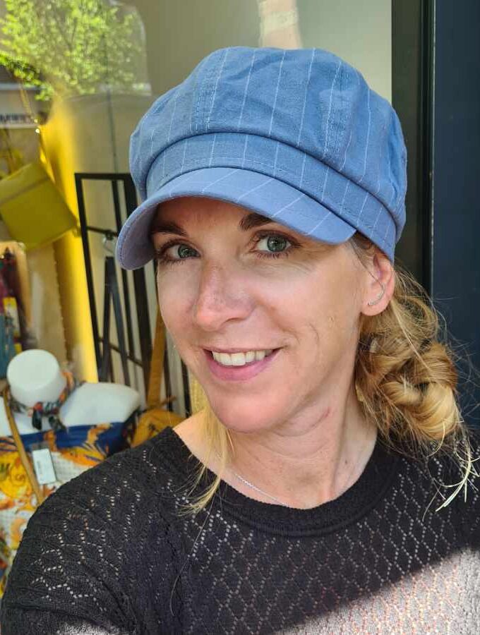 Zomerpetje met strepen in lichtblauw