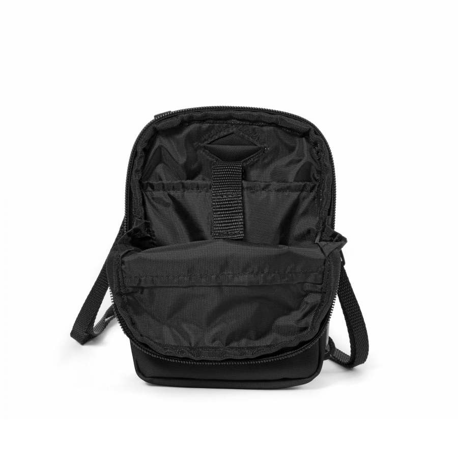 eastpak buddy plat schoudertasje black zwart klein