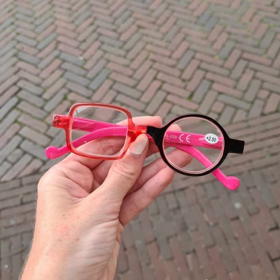 Leesbril met rond en vierkant glas in roze
