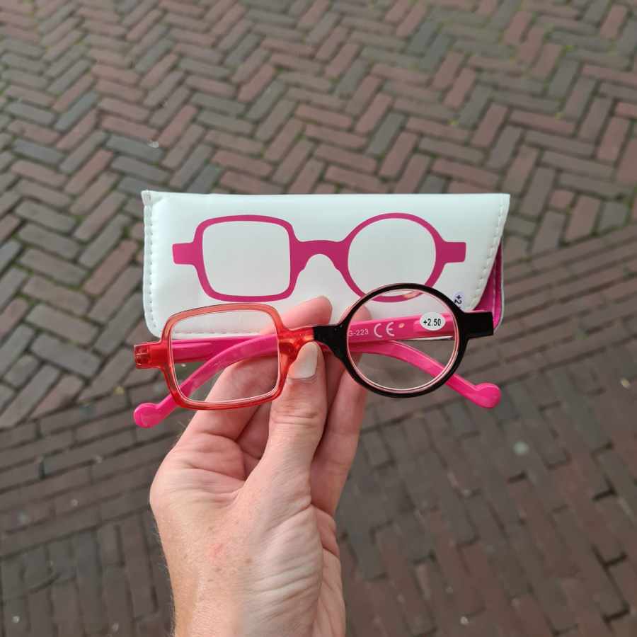 Leesbril met rond en vierkant glas in roze