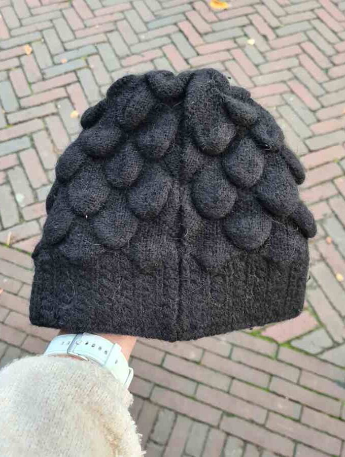 Zwart mutsje met zachte voering en vlakken