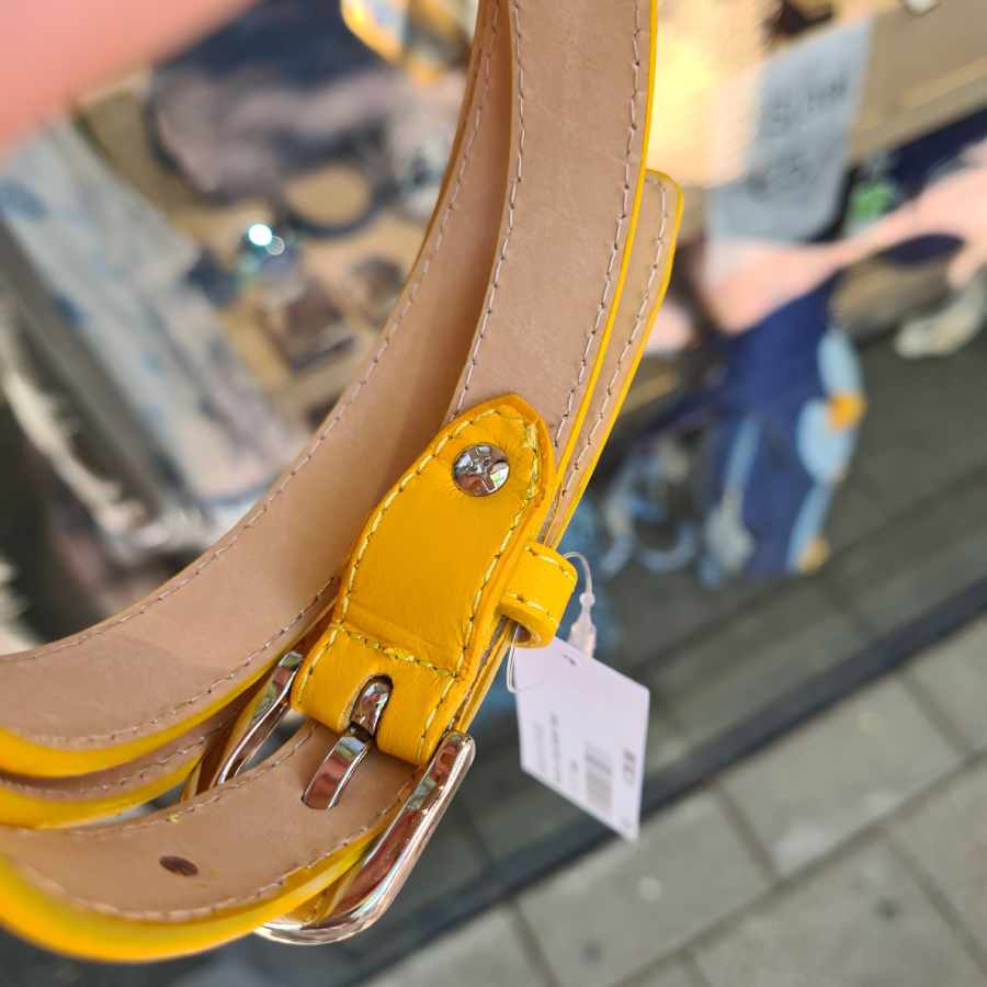 Leren riem geel met halfronde gesp zilverkleur