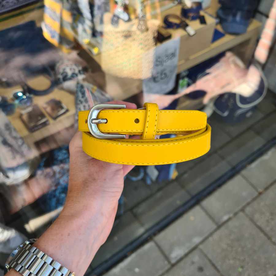 Leren riem geel met halfronde gesp zilverkleur