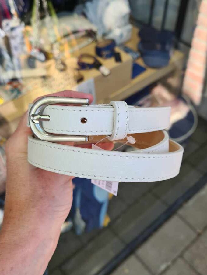 Smalle leren riem in beige met zilveren gesp