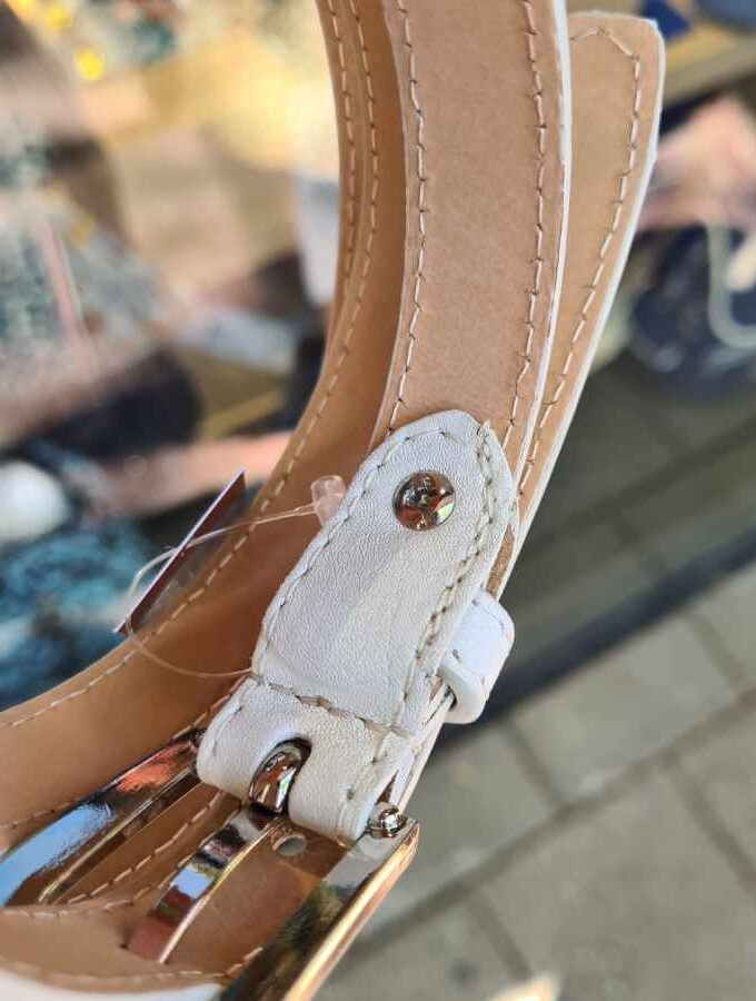 Smalle leren riem in beige met zilveren gesp