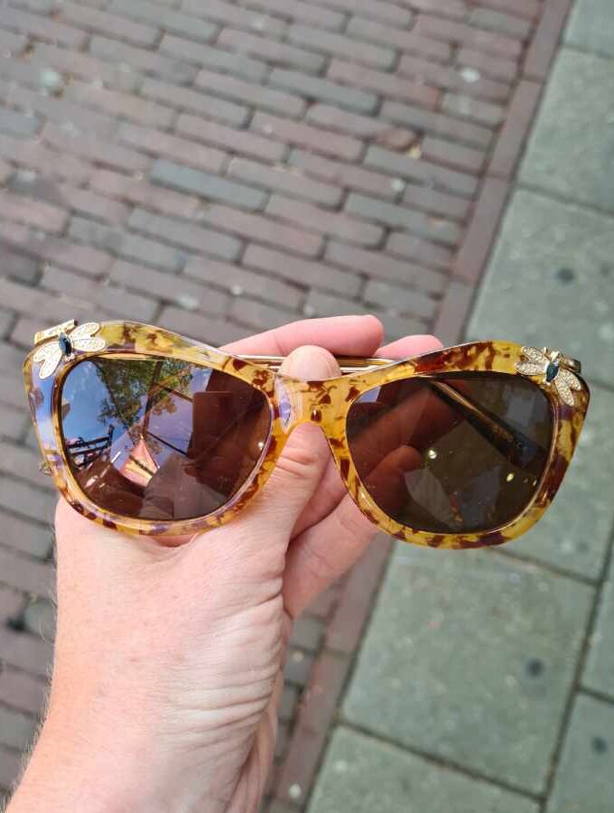Zonnebril beige gevlekt met vlinders op de pootjes