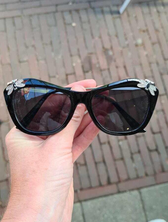 Zonnebril met vlinders zwart montuur met goudkleur
