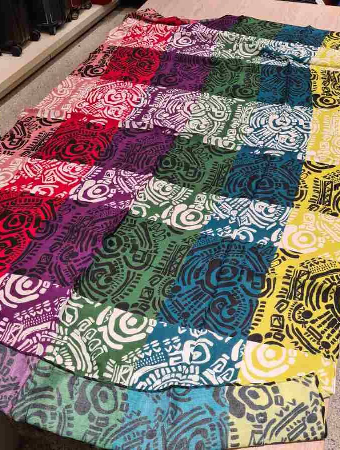 Kleurrijke sjaal vlakken en zwart-wit tekens