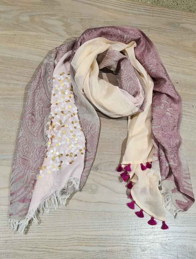 Sjaal pailletten en kwastjes in roze