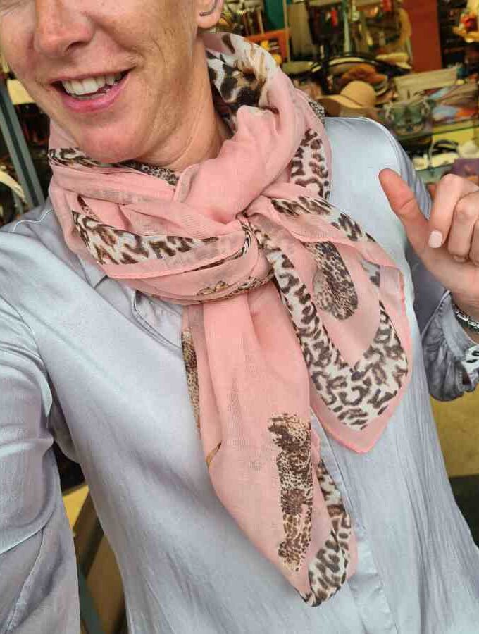 Vierkante sjaal met panter in roze