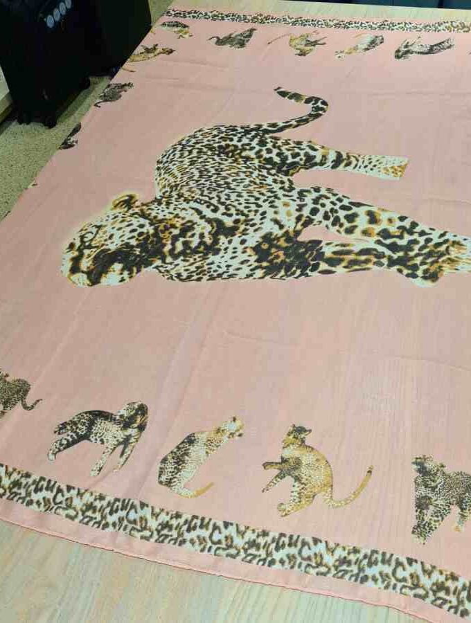 Vierkante sjaal met panter in roze