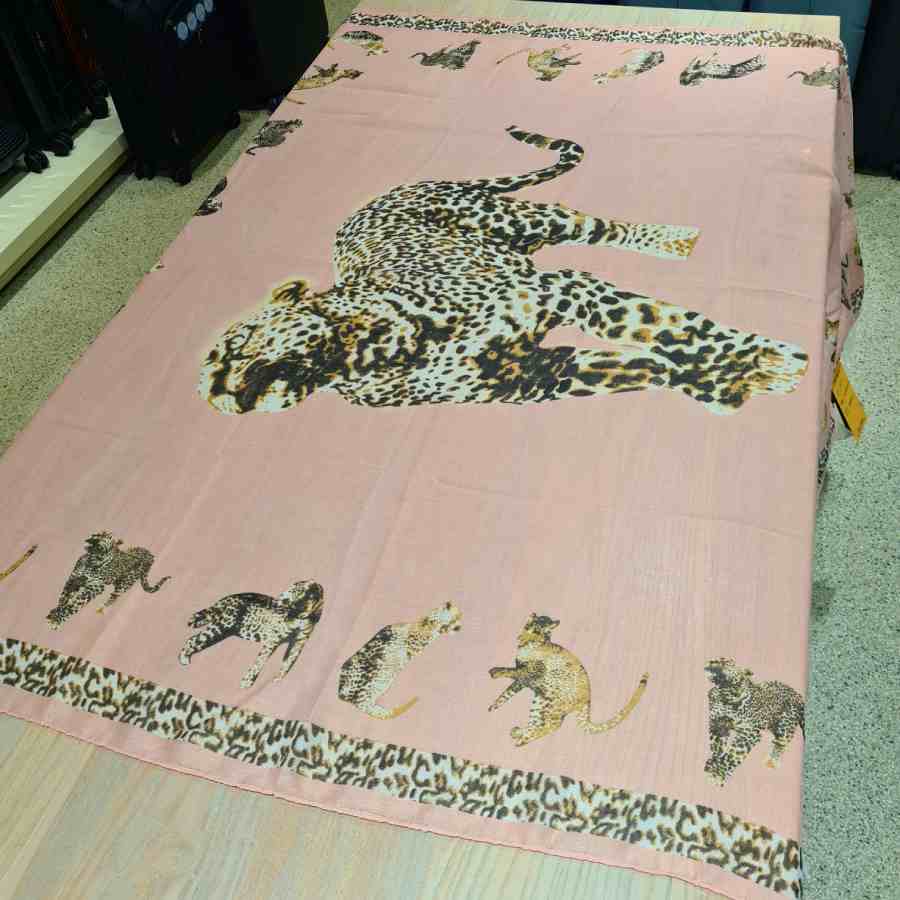 Vierkante sjaal met panter in roze