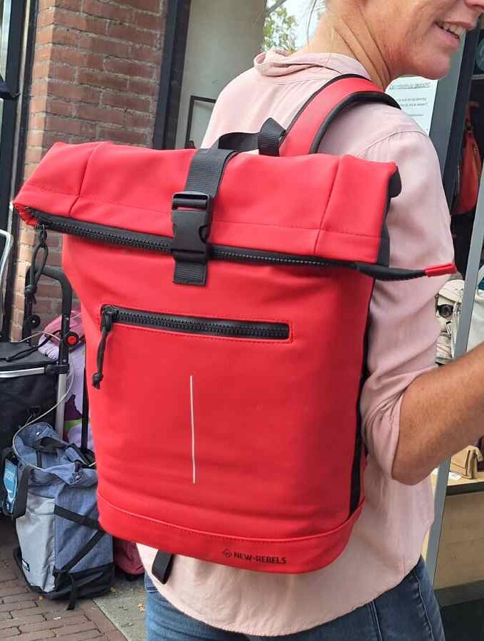 Rolltop rugzak rood met zwarte klem