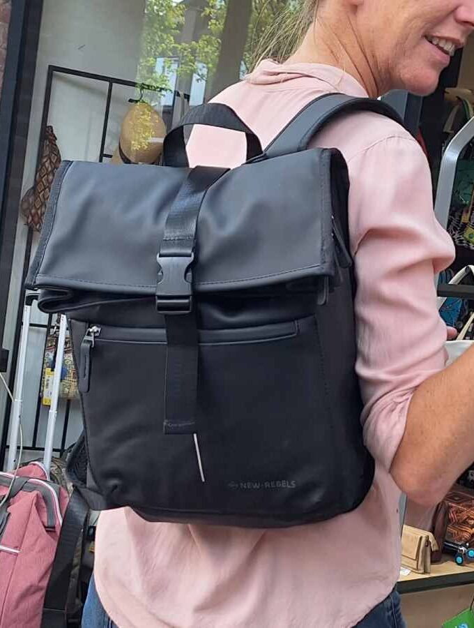 Rolltop rugzak waterafstotend met clip in zwart