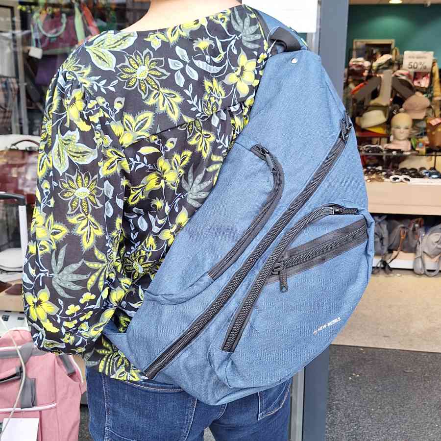 Slingbag kunststof met veel vakken in blauw