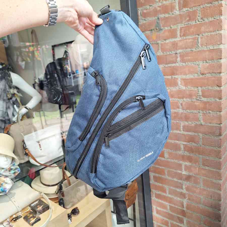 Slingbag kunststof met veel vakken in blauw