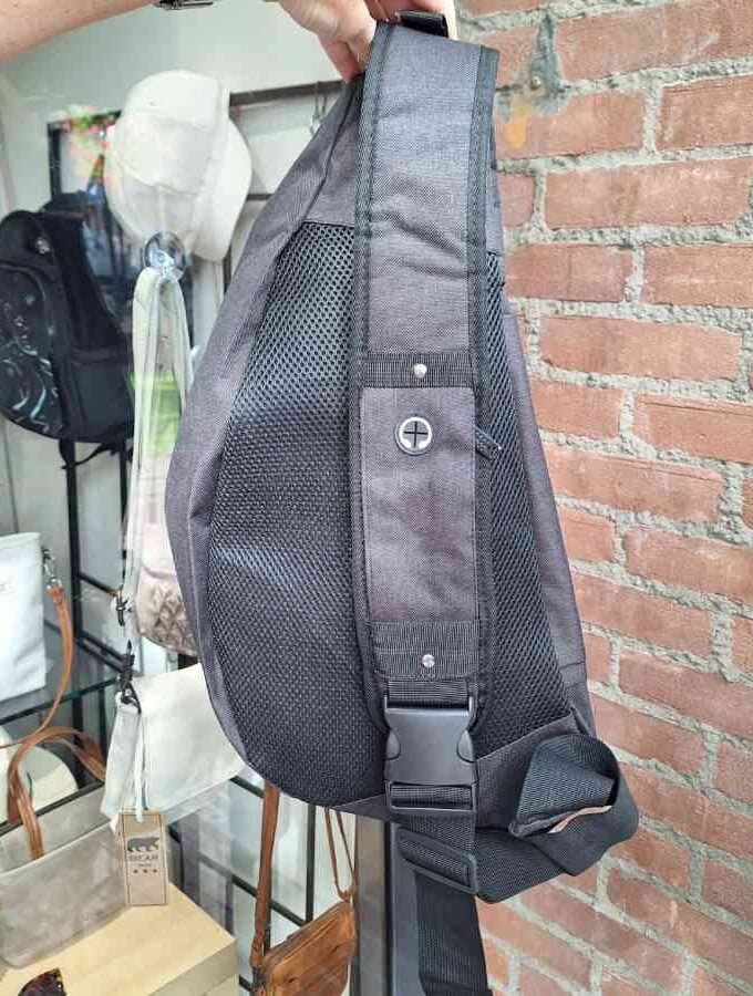 Slingbag kunststof met veel vakken in zwart