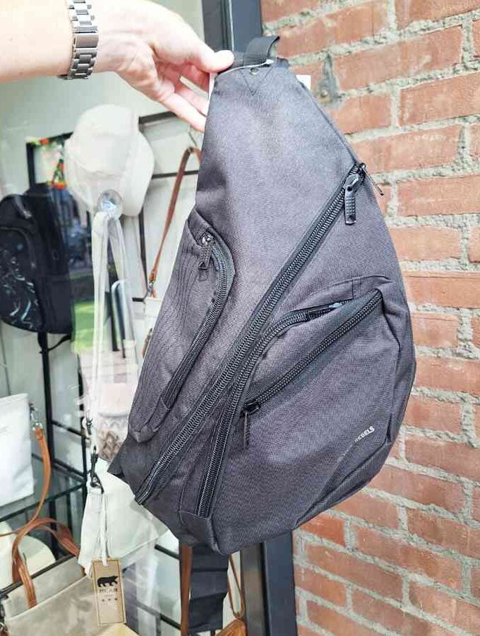 Slingbag kunststof met veel vakken in zwart