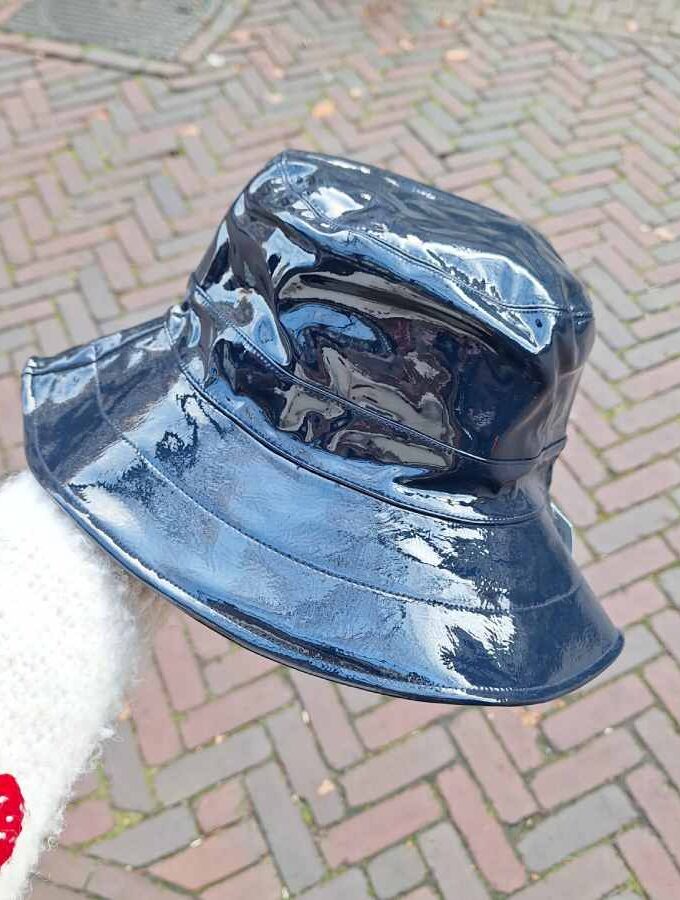 Blauwe regenhoedje lak met stoffen voering