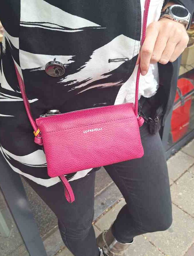 Roze leren clutch met lange schouderband Gigi