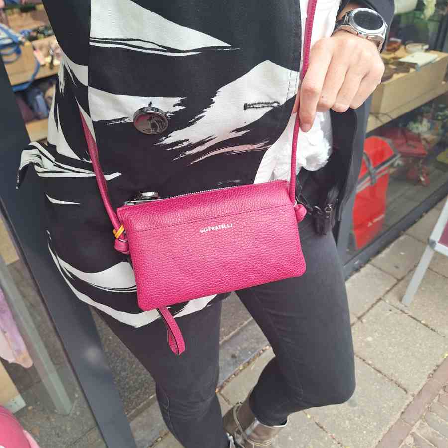 Roze leren clutch met lange schouderband Gigi