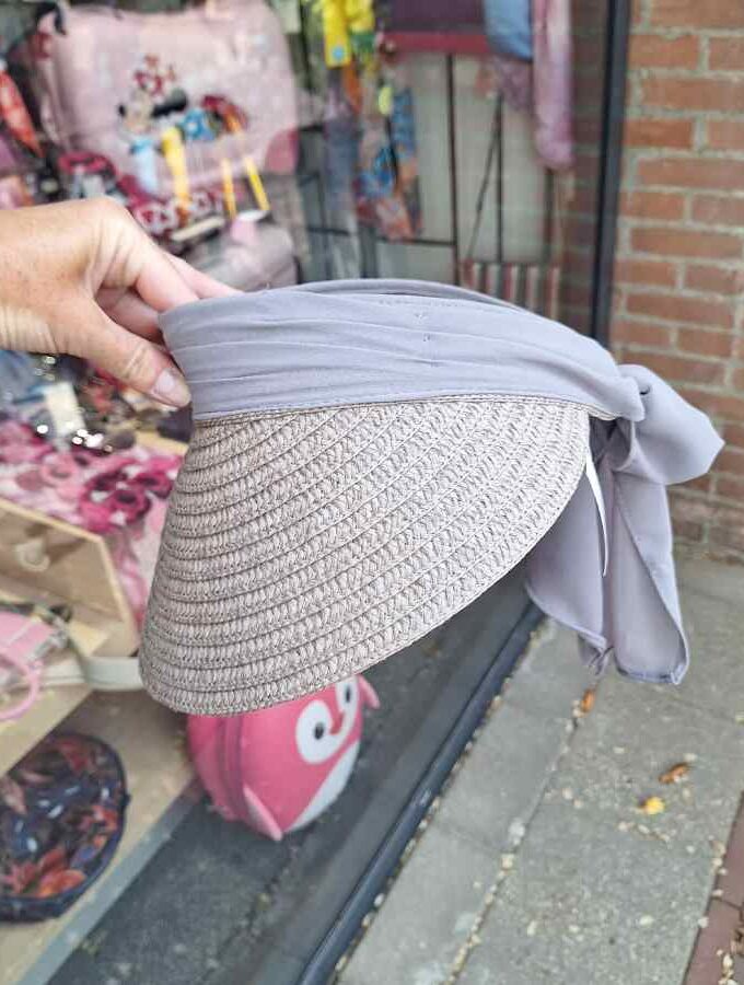 zonneklep groot met strik in taupe