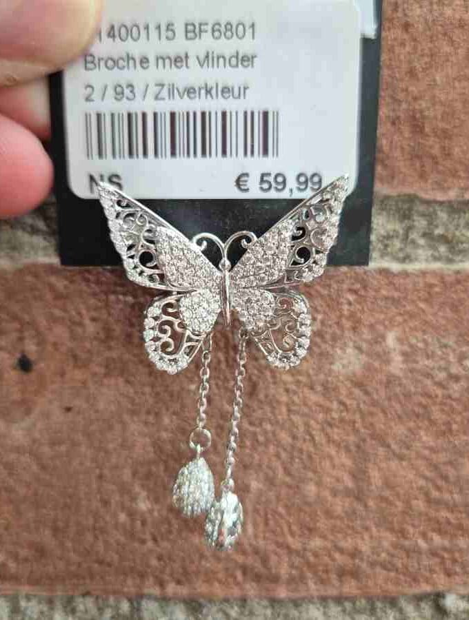 Broche met vlinders en twee slingers