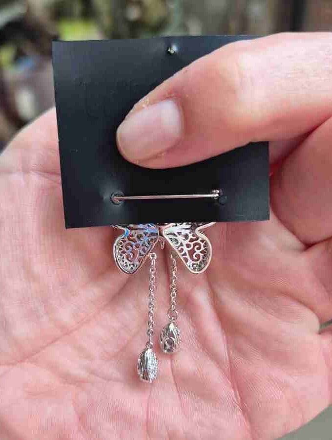 Broche met vlinders en twee slingers
